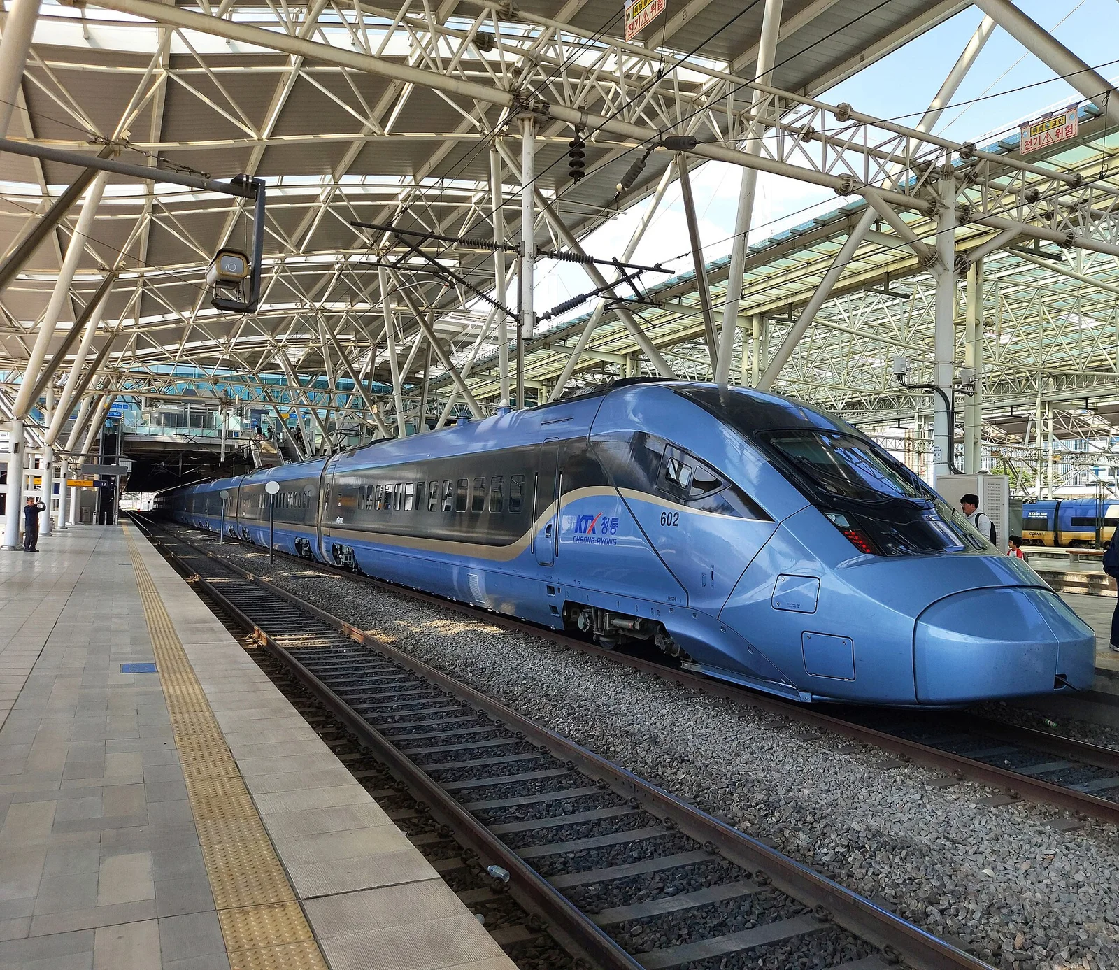 A blue KTX-Cheongryong high-speed train waiting at Seoul Station