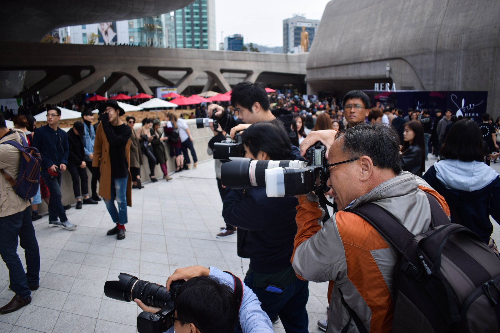 Sweeping metallic exterior of Dongdaemun Design Plaza in Seoul