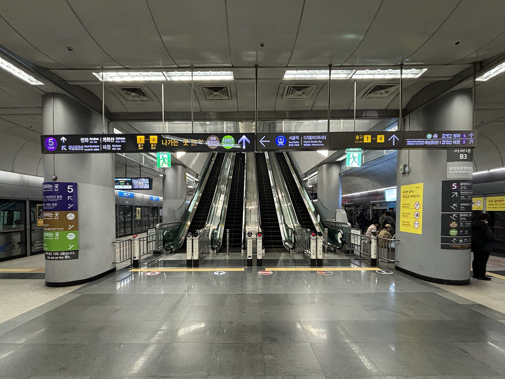 AREX and Line 9 platform at Gimpo International Airport Station