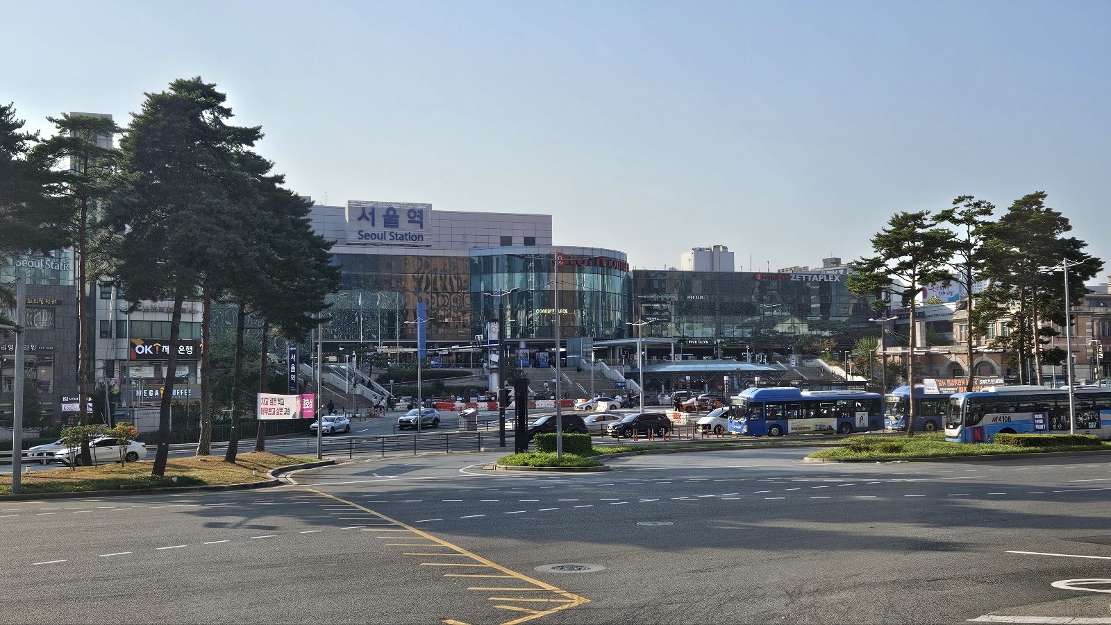 Seoul Station and nearby station buildings seen from the surrounding streets