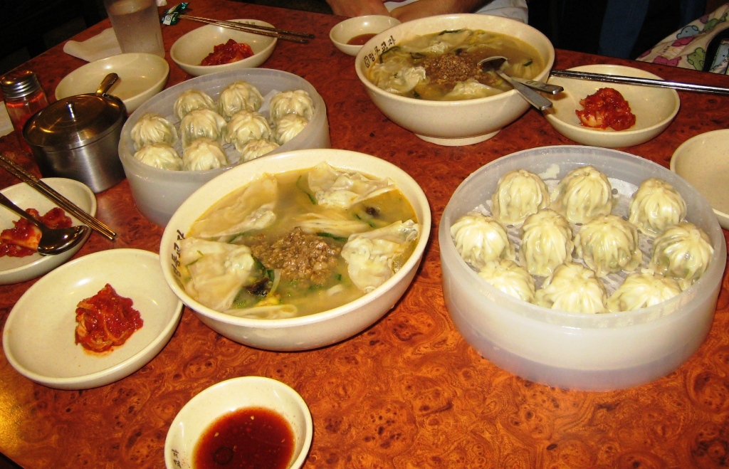 Korean kalguksu noodles and mandu served together