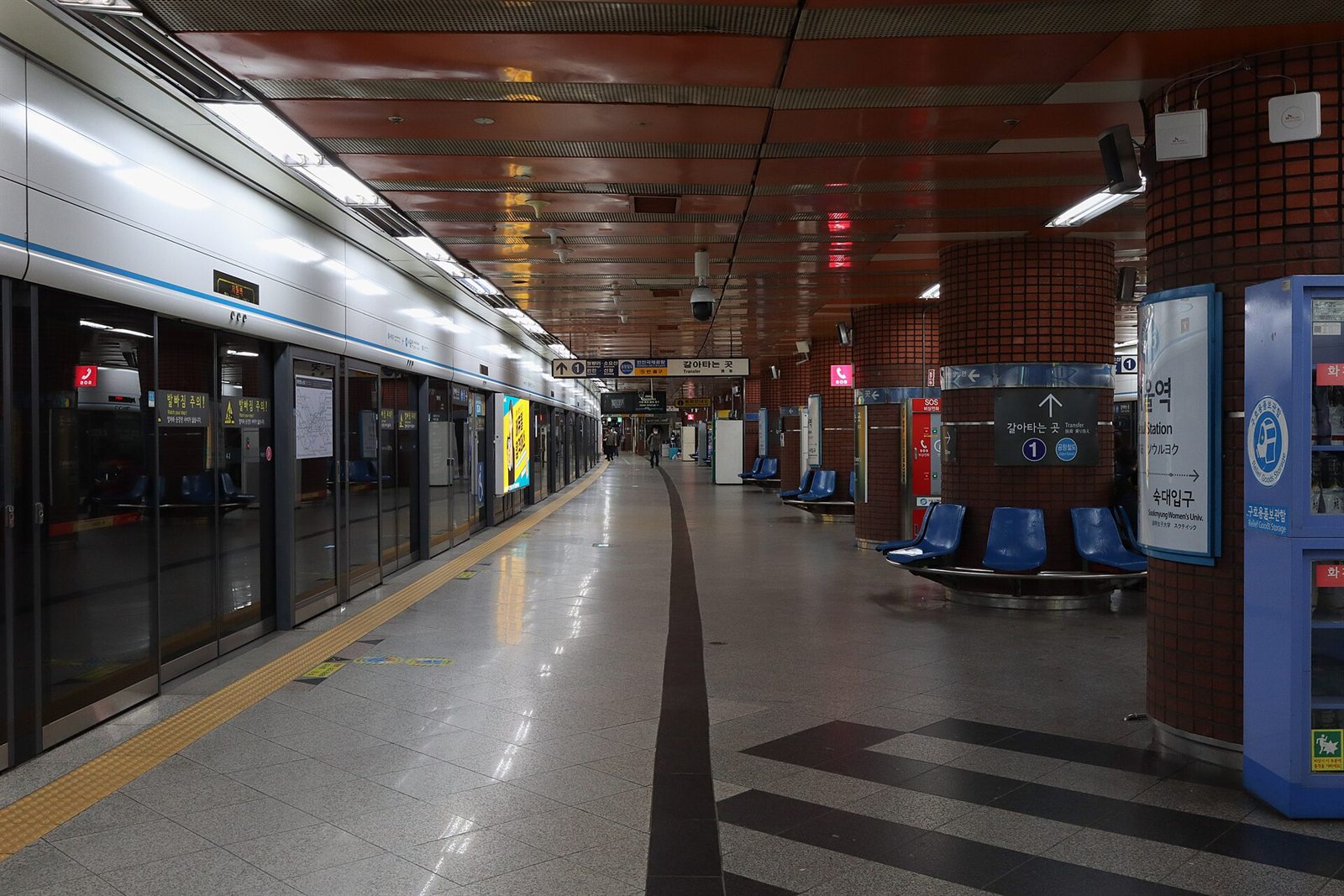 Platform screen doors and signs at Seoul Station on Seoul Subway Line 4